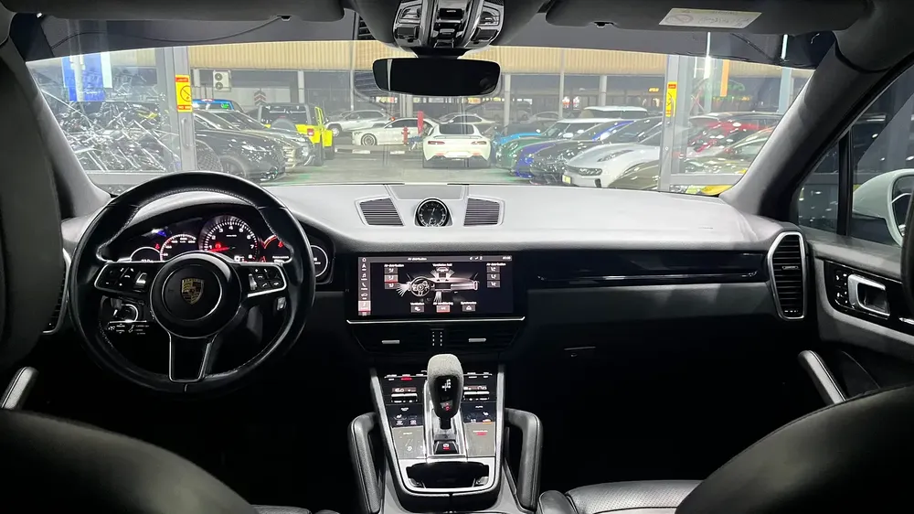 Porsche Cayenne 2018 Standard GCC Specs Full service history Original paint - Image 17