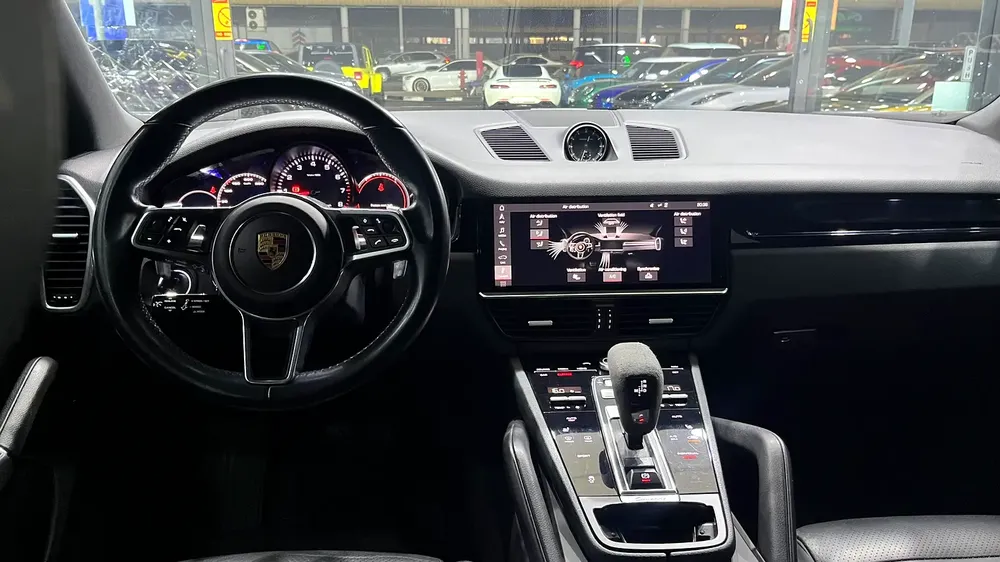 Porsche Cayenne 2018 Standard GCC Specs Full service history Original paint - Image 18