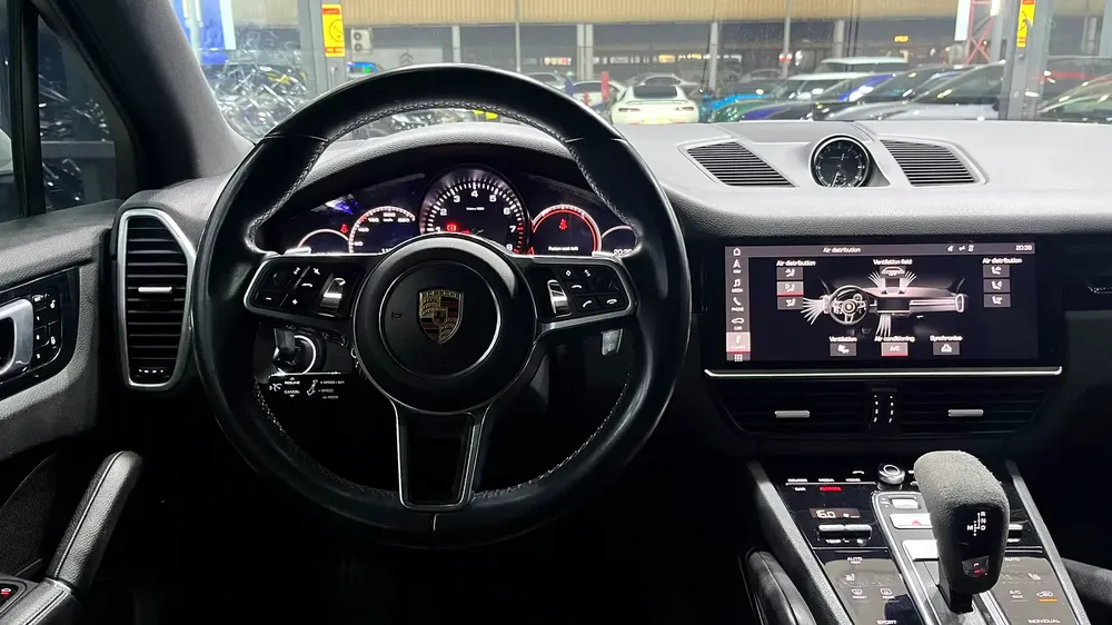 Porsche Cayenne 2018 Standard GCC Specs Full service history Original paint - Image 19