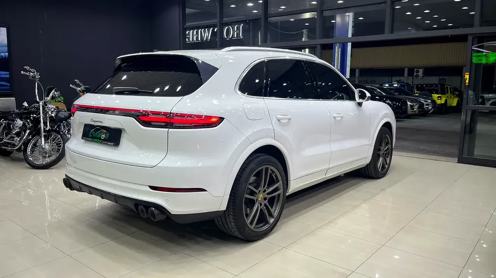 Porsche Cayenne 2018 Standard GCC Specs Full service history Original paint - Image 8