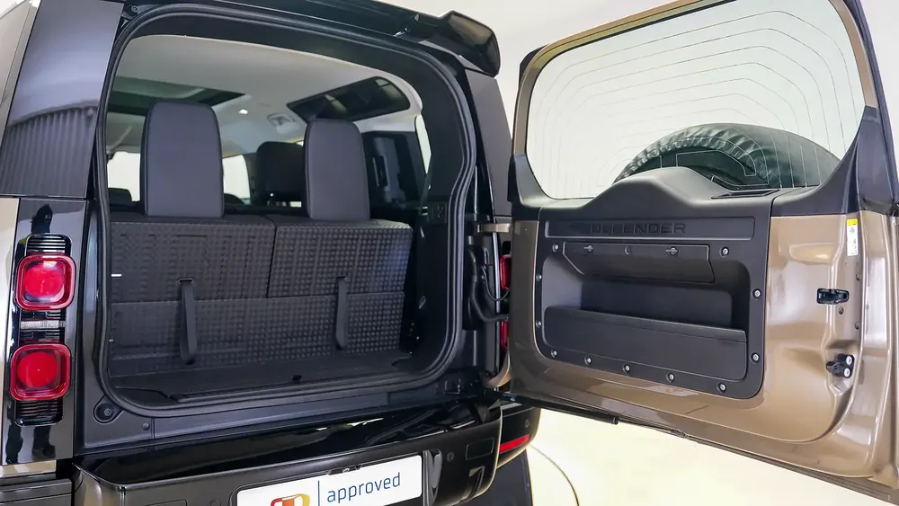 Defender 110 P400 First Edition Widetrack | AED 4,217 PM | Special Edition, 7 Seats | Ramadan Offer - Image 5