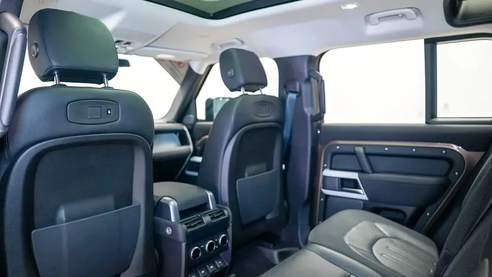 Defender 110 P400 First Edition Widetrack | AED 4,217 PM | Special Edition, 7 Seats | Ramadan Offer - Image 8