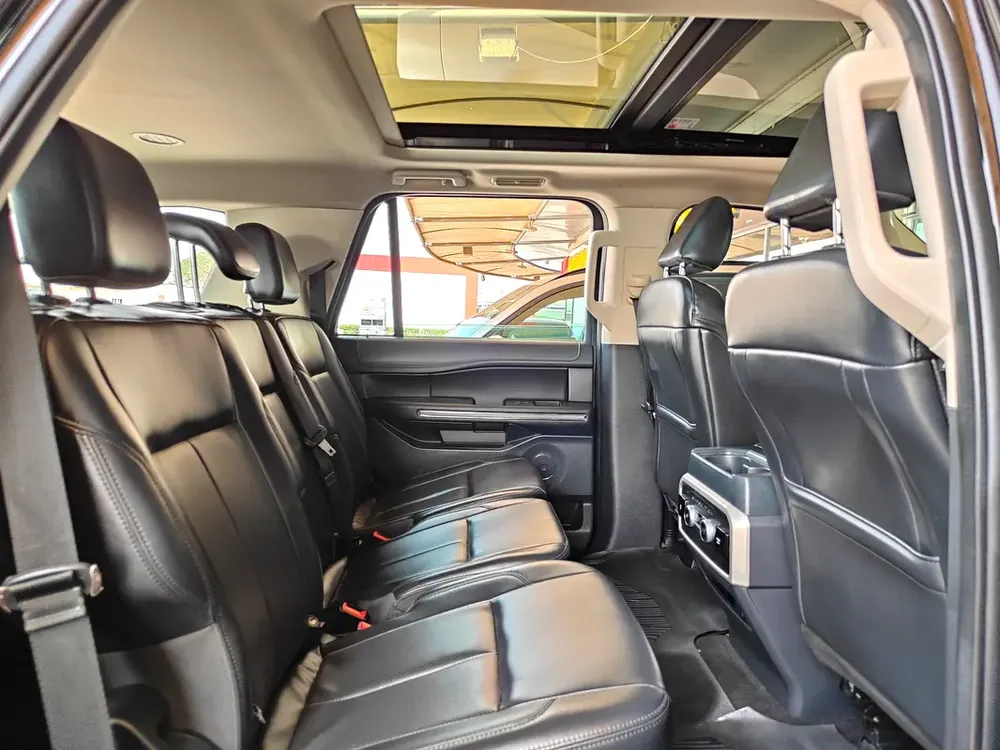 AED 1,945 P.M | 2022 Ford Expedition XLT Full Option | Under Ford Warranty and Service Contract | GC - Image 18