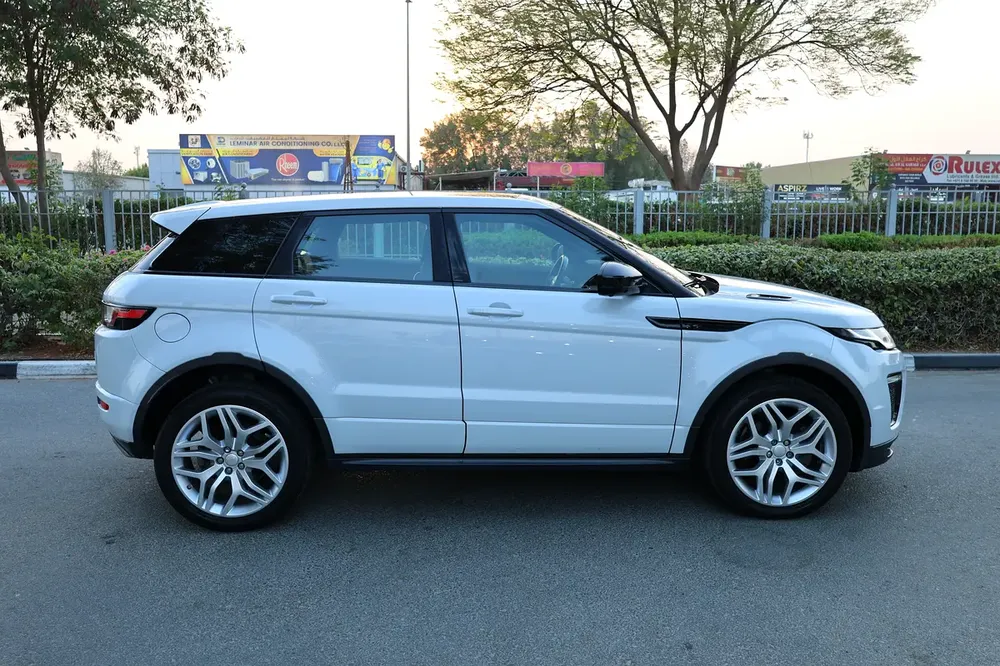 EVOQUE ( R-DYNAMIC ) - GCC SPECS - UNDER WARRANTY - ACCIDENT FREE - FULL SERVICE HISTORY - - Image 8