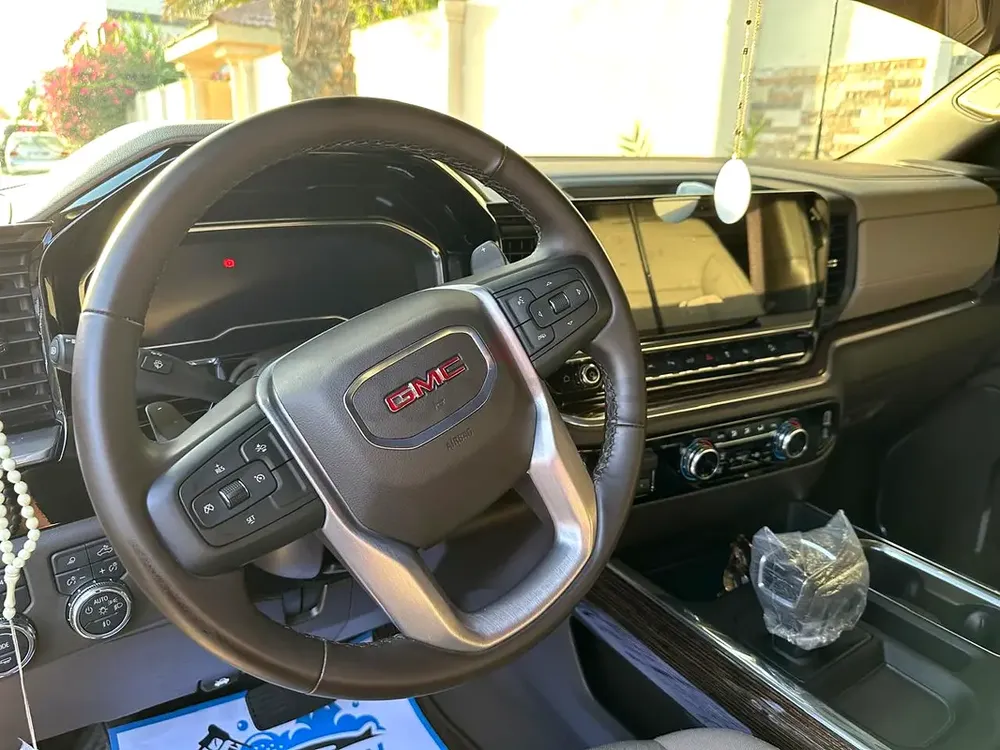 GMC Pickup 2025 GCC Specs - Image 4