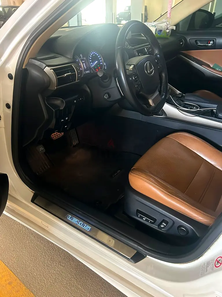 Lexus IS 250 2014 GCC Specs - Well Maintained - Image 5
