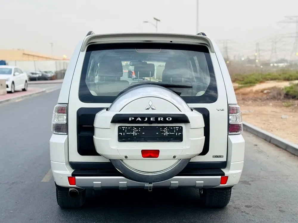 Mitsubishi Pajaro // Gcc space // Top option // Model 2014//  Good conditions - Image 10