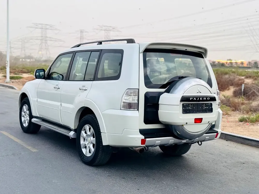 Mitsubishi Pajaro // Gcc space // Top option // Model 2014//  Good conditions - Image 12
