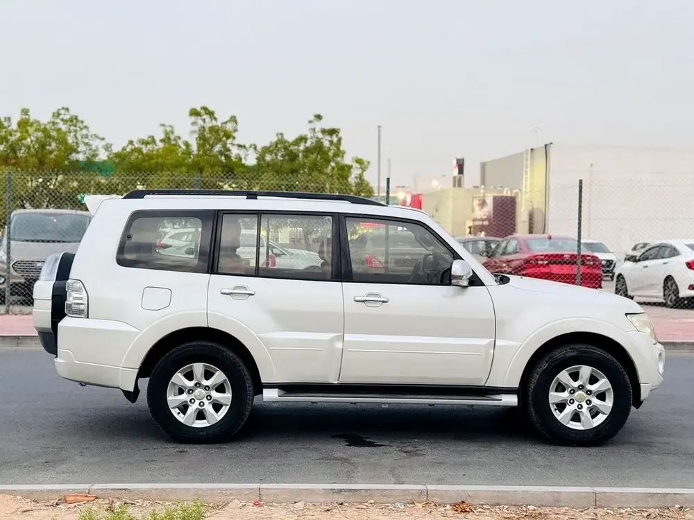 Mitsubishi Pajaro // Gcc space // Top option // Model 2014//  Good conditions - Image 14