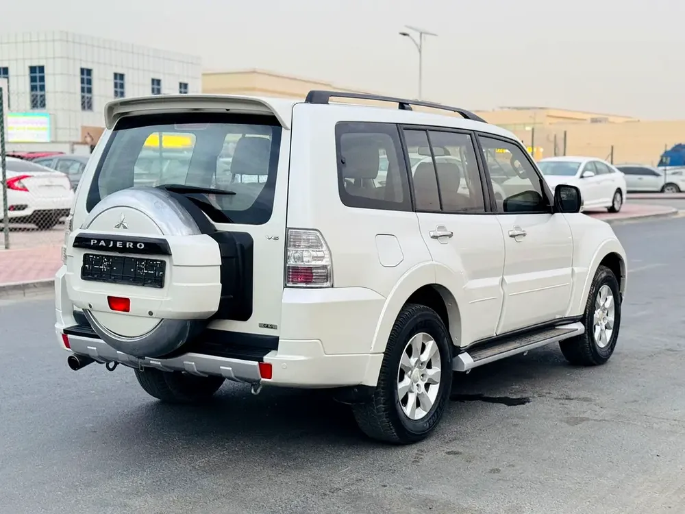 Mitsubishi Pajaro // Gcc space // Top option // Model 2014//  Good conditions - Image 4