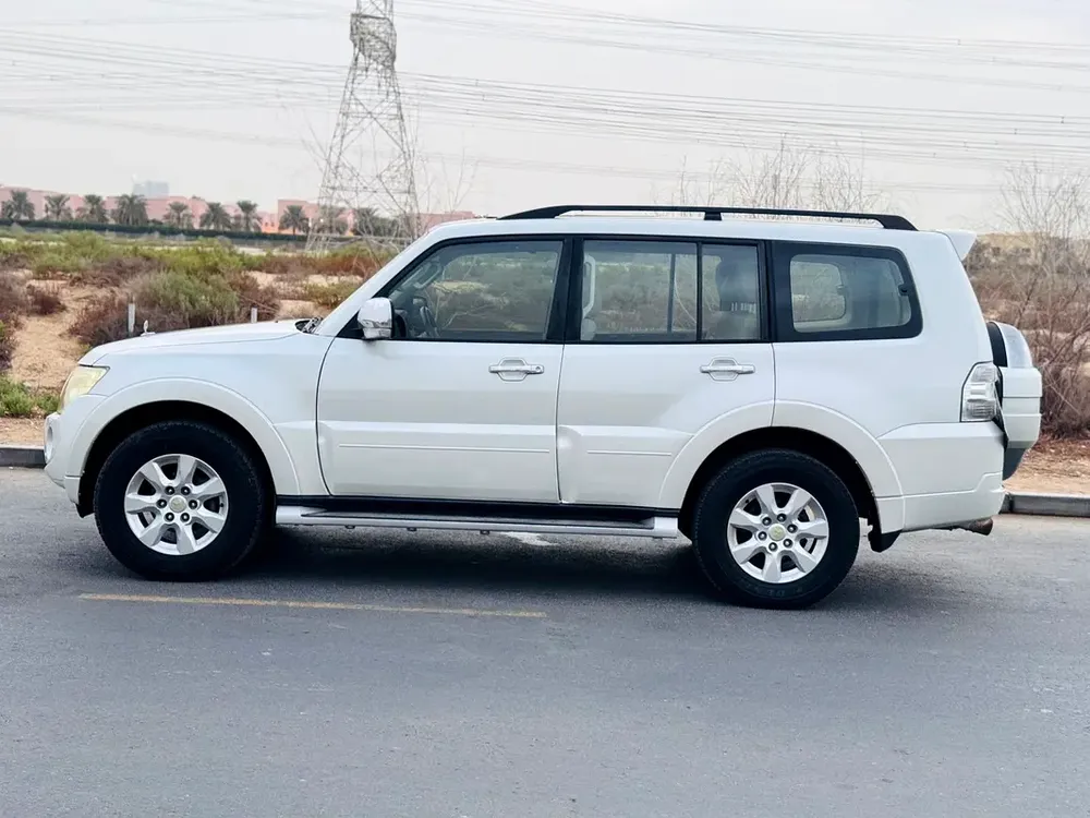 Mitsubishi Pajaro // Gcc space // Top option // Model 2014//  Good conditions - Image 8