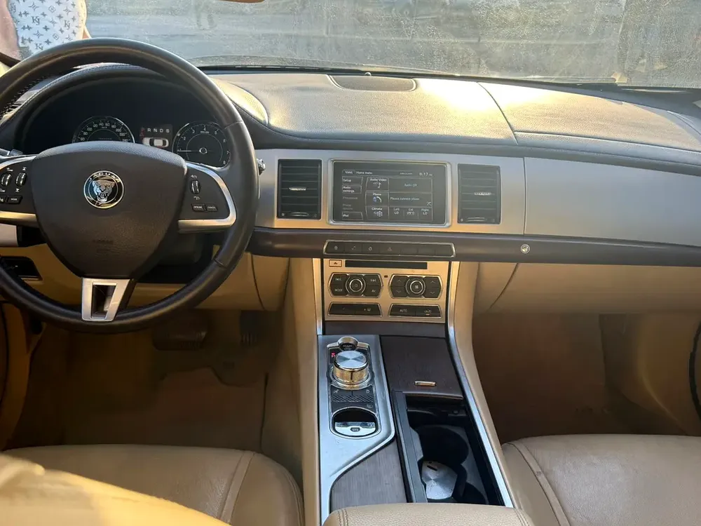 Jaguar XF Luxury 2015 GCC Specs - Pristine Condition - Image 4