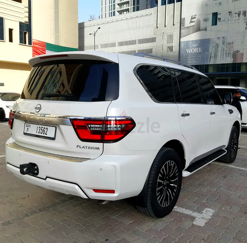 ALMOST NEW NISSAN PATROL 4.0L 2023 PLATINUM V6 GCC SPEC RADAR 6 CAMERAS NAVI SUNROOF LEATHER SEATS - Image 4