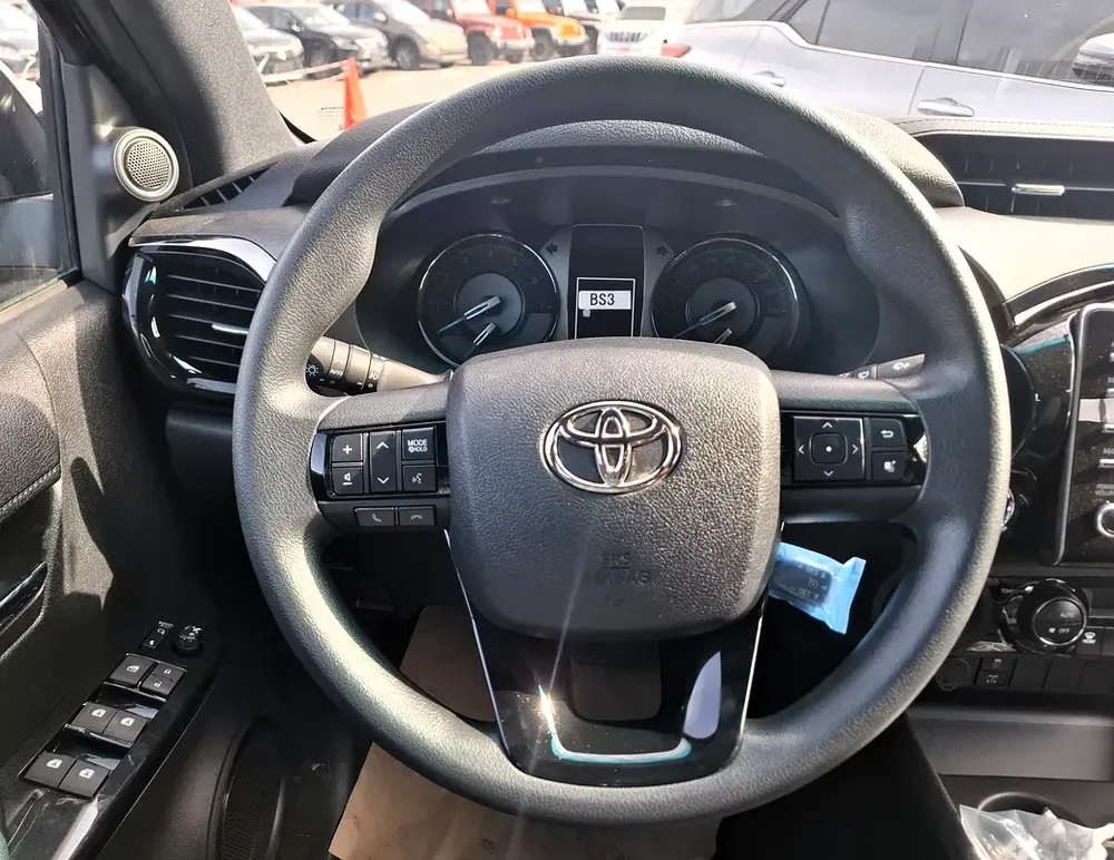 Toyota Hilux Adventure 4.0L 2026 AT DC Black Petrol - GCC Specs - Brand New! Export Only - Image 10