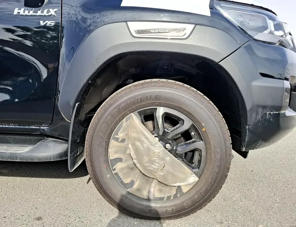 Toyota Hilux Adventure 4.0L 2026 AT DC Black Petrol - GCC Specs - Brand New! Export Only - Image 5