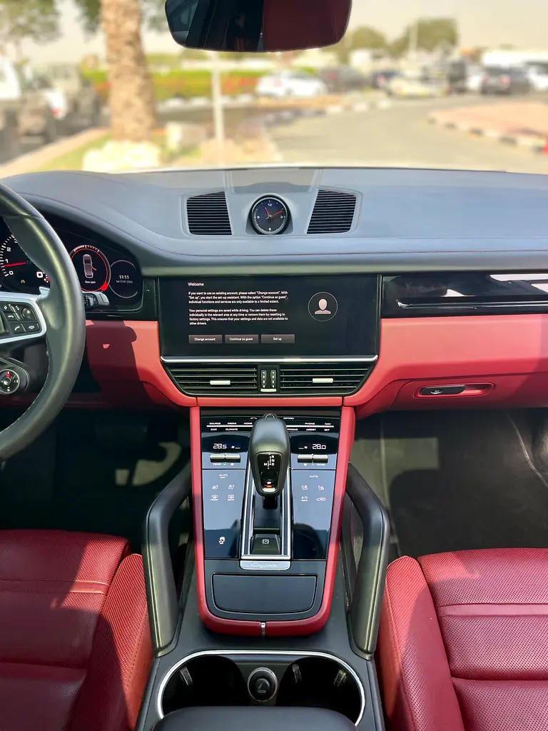 2023 Porsche Cayenne GCC - Chalk Grey |
Luxury SUV with Sporty DNA  Premium
Comfort - Image 11