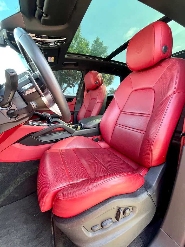 2023 Porsche Cayenne GCC - Chalk Grey |
Luxury SUV with Sporty DNA  Premium
Comfort - Image 14