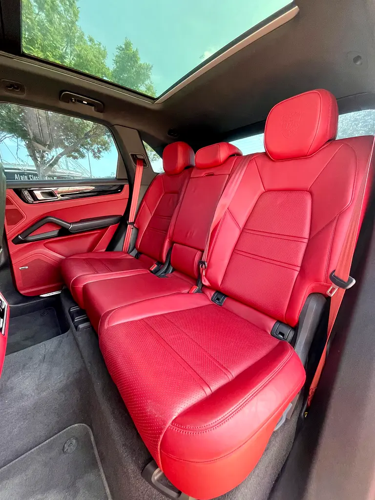 2023 Porsche Cayenne GCC - Chalk Grey |
Luxury SUV with Sporty DNA  Premium
Comfort - Image 16