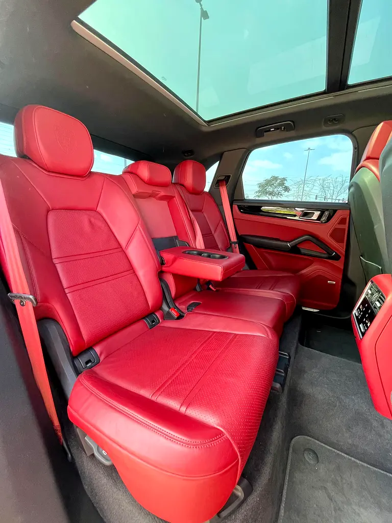 2023 Porsche Cayenne GCC - Chalk Grey |
Luxury SUV with Sporty DNA  Premium
Comfort - Image 17