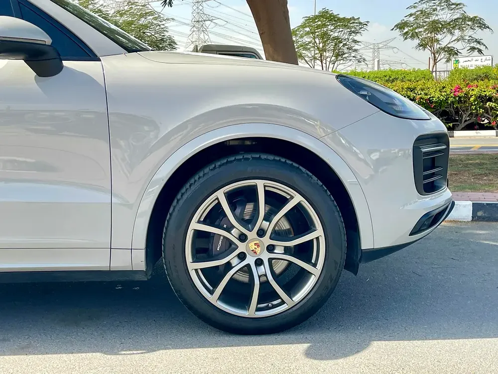 2023 Porsche Cayenne GCC - Chalk Grey |
Luxury SUV with Sporty DNA  Premium
Comfort - Image 8