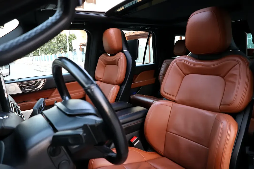 Lincoln Navigator-2021-127000KM-GCC SPECS-EXCELLENT CONDITION - Image 10