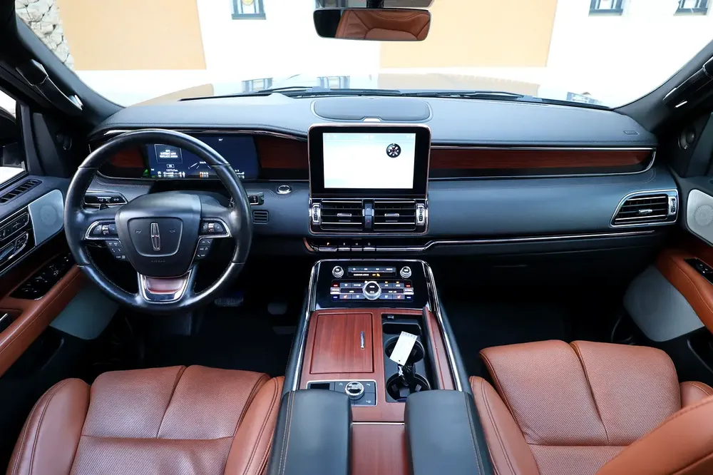 Lincoln Navigator-2021-127000KM-GCC SPECS-EXCELLENT CONDITION - Image 13