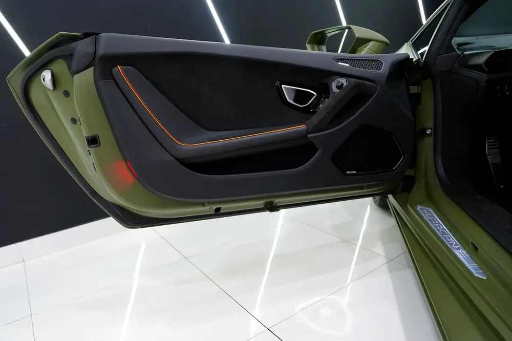 2023 Huracan Tecnica, 60th Anniversary, Lifting System, Apple CarPlay, Lamborghini Warr + Serv!! - Image 12
