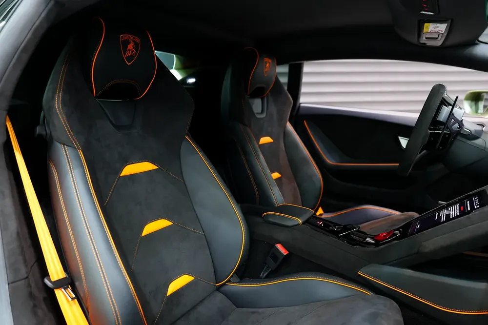2023 Huracan Tecnica, 60th Anniversary, Lifting System, Apple CarPlay, Lamborghini Warr + Serv!! - Image 7