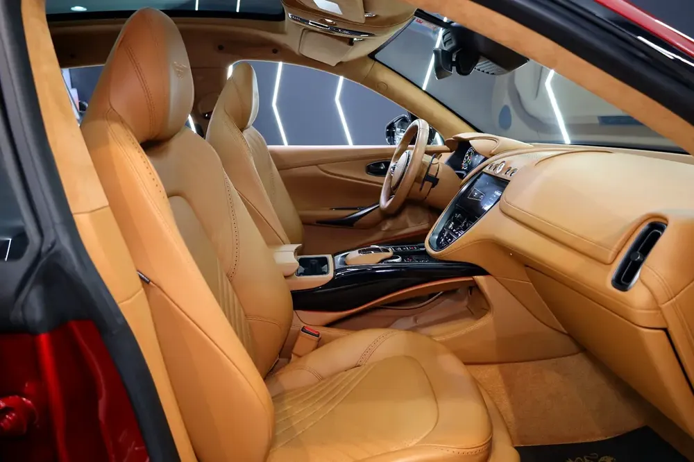 2021 Aston Martin DBX 550, Panoramic Roof, Very Low KM, GCC Specs!! - Image 10