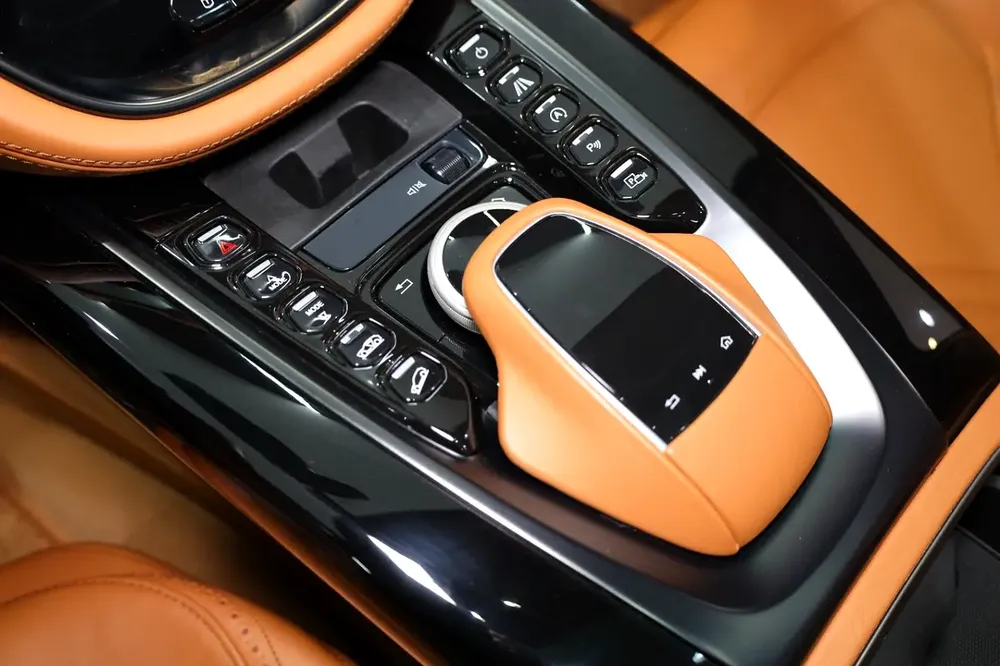 2021 Aston Martin DBX 550, Panoramic Roof, Very Low KM, GCC Specs!! - Image 4