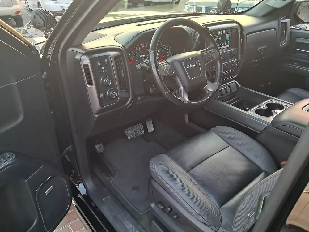 GMC Sierra Pick-up V8 Gcc Specs Accident Free Original Paint Very Well Maintained No Any Issue - Image 10