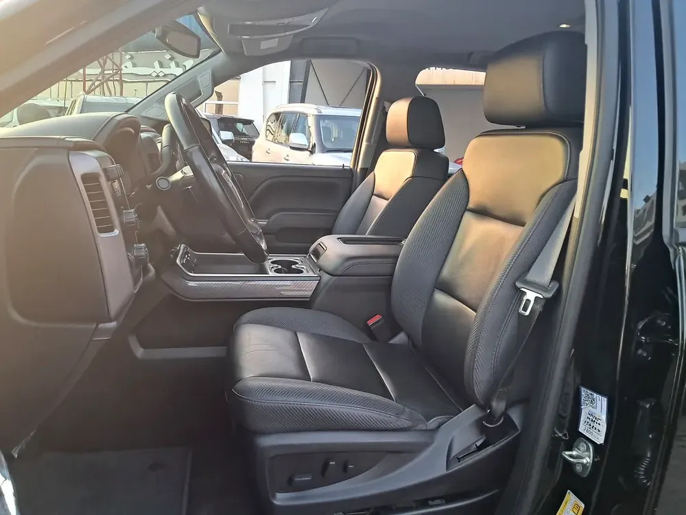 GMC Sierra Pick-up V8 Gcc Specs Accident Free Original Paint Very Well Maintained No Any Issue - Image 11