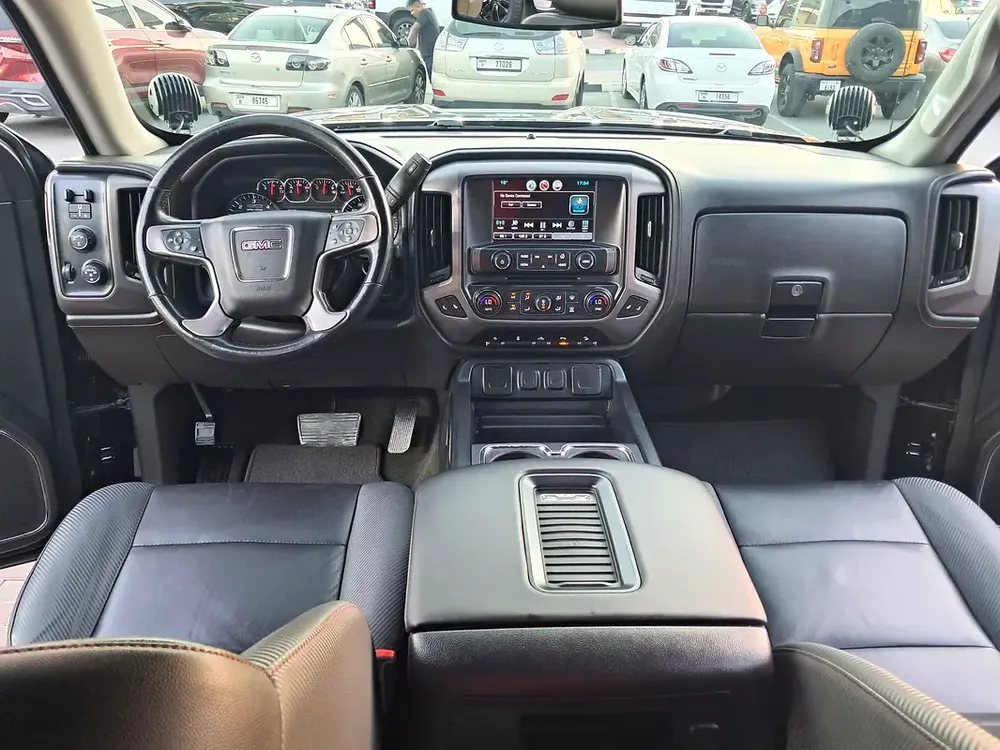 GMC Sierra Pick-up V8 Gcc Specs Accident Free Original Paint Very Well Maintained No Any Issue - Image 15