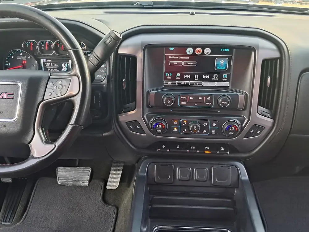 GMC Sierra Pick-up V8 Gcc Specs Accident Free Original Paint Very Well Maintained No Any Issue - Image 18