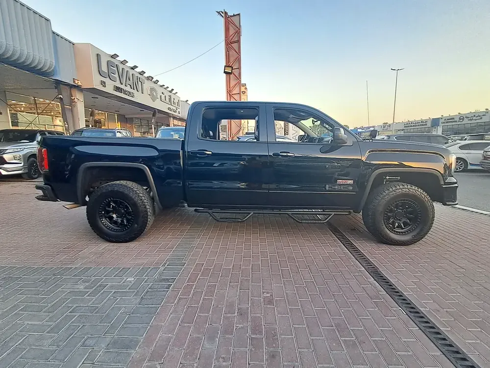 GMC Sierra Pick-up V8 Gcc Specs Accident Free Original Paint Very Well Maintained No Any Issue - Image 6