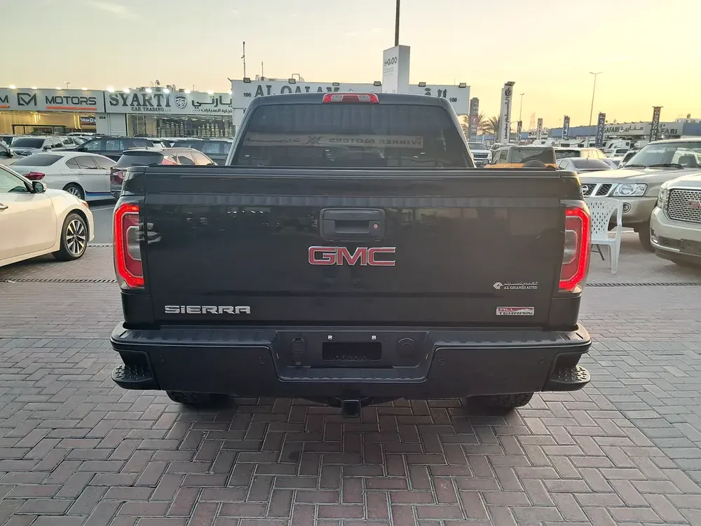 GMC Sierra Pick-up V8 Gcc Specs Accident Free Original Paint Very Well Maintained No Any Issue - Image 7