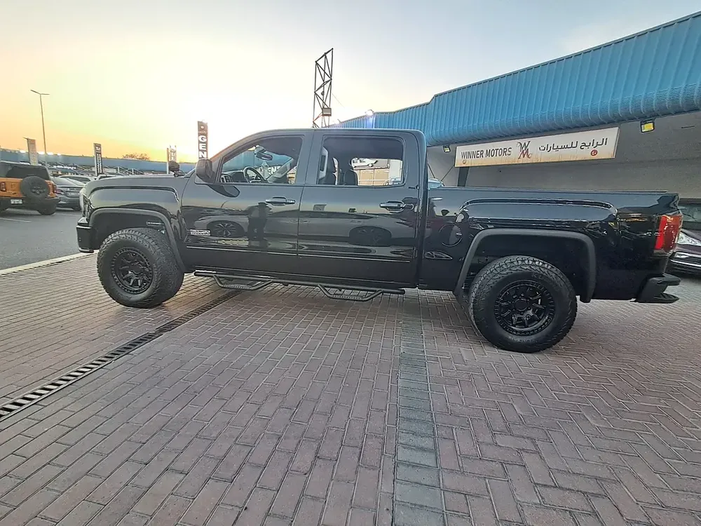 GMC Sierra Pick-up V8 Gcc Specs Accident Free Original Paint Very Well Maintained No Any Issue - Image 8
