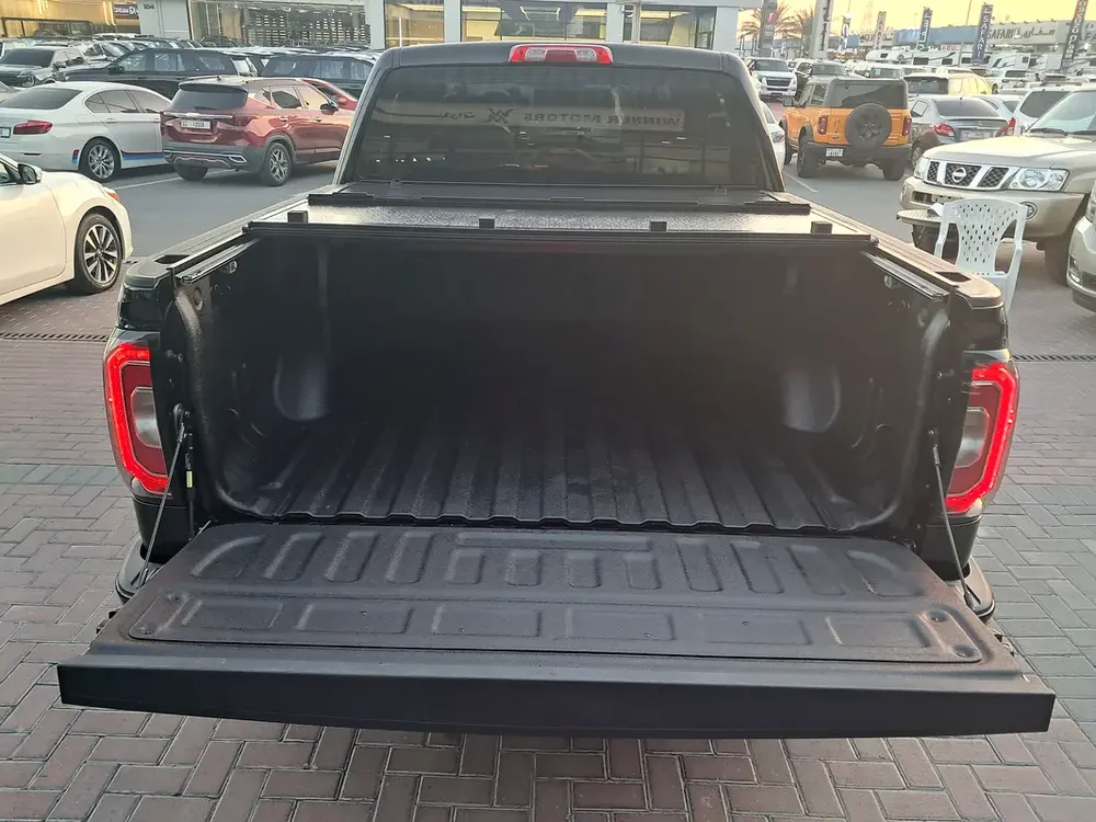 GMC Sierra Pick-up V8 Gcc Specs Accident Free Original Paint Very Well Maintained No Any Issue - Image 9
