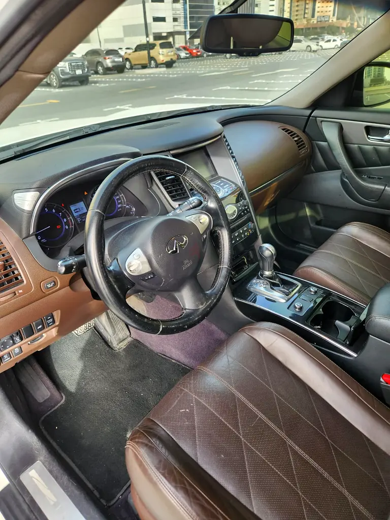 Infiniti QX70 Luxury| From the owner Directly - Image 9