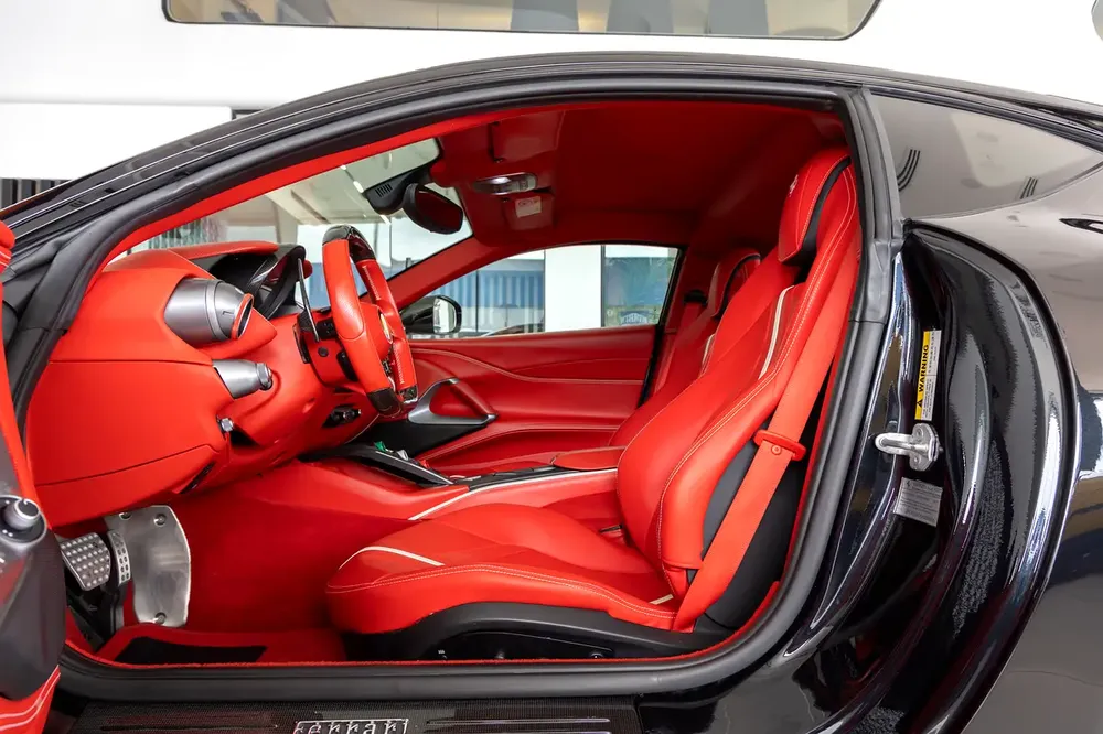 Ferrari 812 Superfast |  GCC Specs | Fully Carbon Fiber | Ceramic Brakes | Low Mileage | 2018 - Image 11