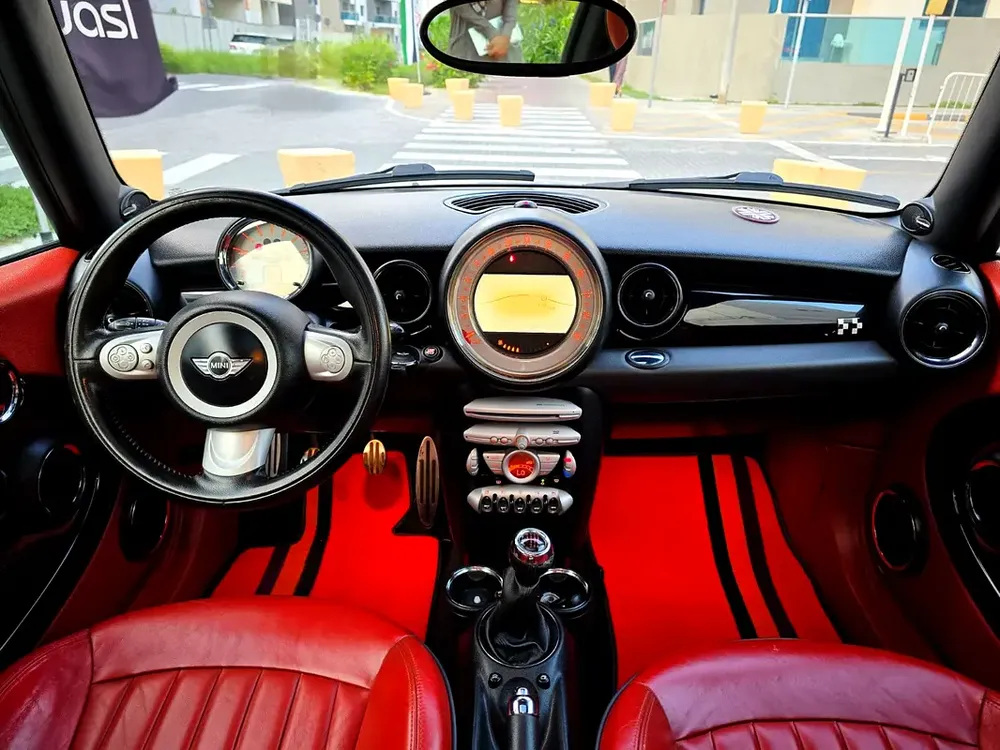 Mini Cooper JCW 2011 Chilli Edition / 2 Keys | 6 Speed Manual | Single Owner | GCC Specifications - Image 9