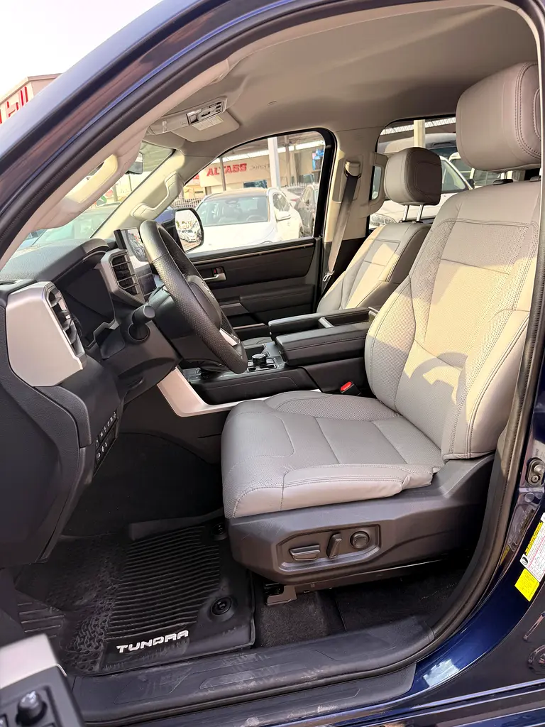 TOYOTA TUNDRA SR5 4x4 2024 - FULL OPTION only 5400 Drive- Excellent condition - Image 7