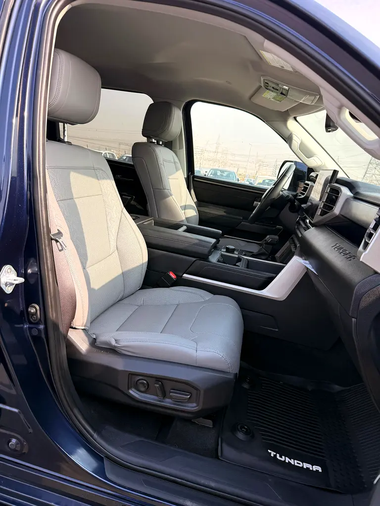 TOYOTA TUNDRA SR5 4x4 2024 - FULL OPTION only 5400 Drive- Excellent condition - Image 8
