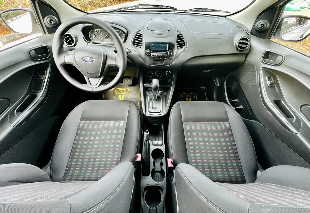 UNLIMITED MILEAGE WARRANTY / SEDAN + BLUETOOTH + USB + POWER LOCKS / IN HOUSE FINANCE - Image 18