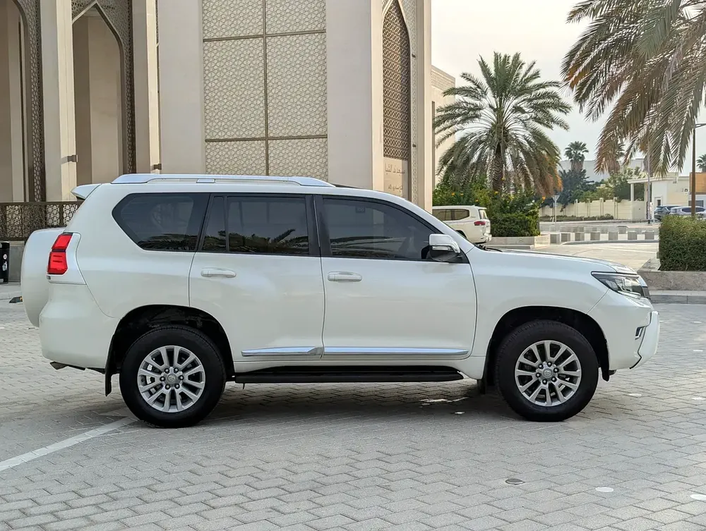 Toyota Prado VXR 2018 Full Option-V6 4.0L - GCC Specs - Well Maintained - Image 17