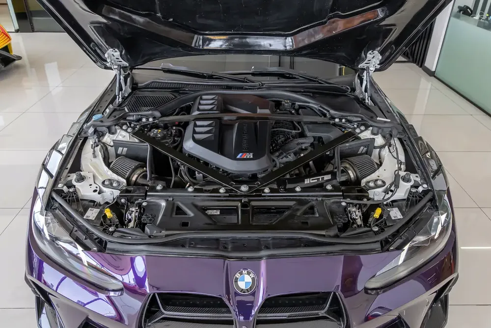 BMW M4 COMPETITION | COUPE | GCC | 5 YEARS WARRANTY | SERVICE CONTRACT | FULL CARBON FIBER 2025 - Image 5