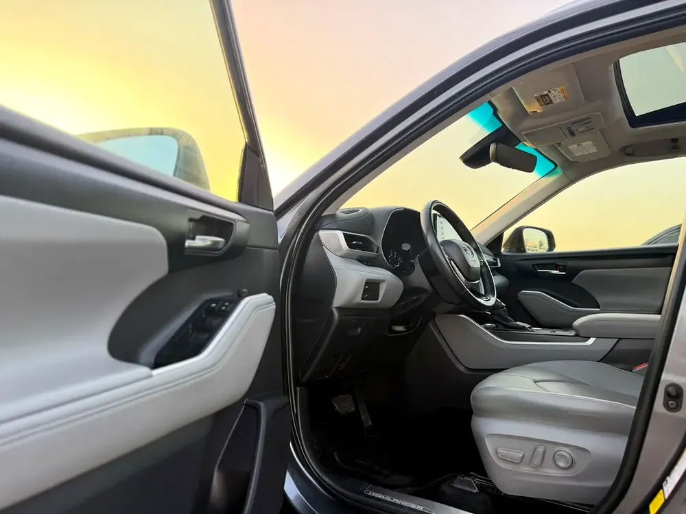 2020 Toyota Highlander XLE Full Option 3.5L V6  - SunRoof - Full Radar System - 7 Seater -Push Start - Image 10