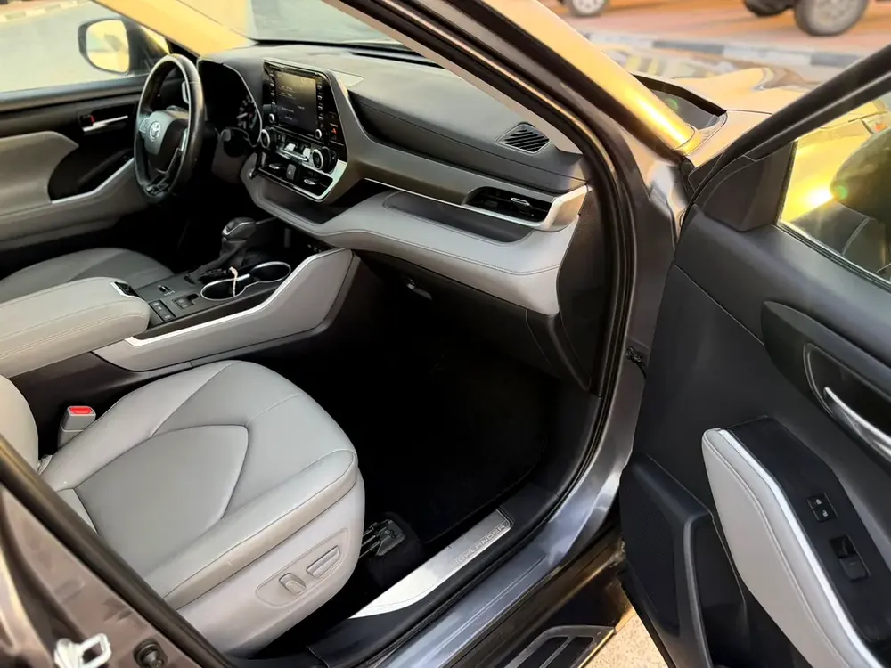 2020 Toyota Highlander XLE Full Option 3.5L V6  - SunRoof - Full Radar System - 7 Seater -Push Start - Image 12