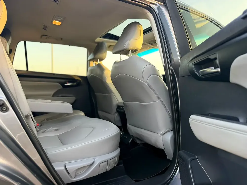 2020 Toyota Highlander XLE Full Option 3.5L V6  - SunRoof - Full Radar System - 7 Seater -Push Start - Image 17