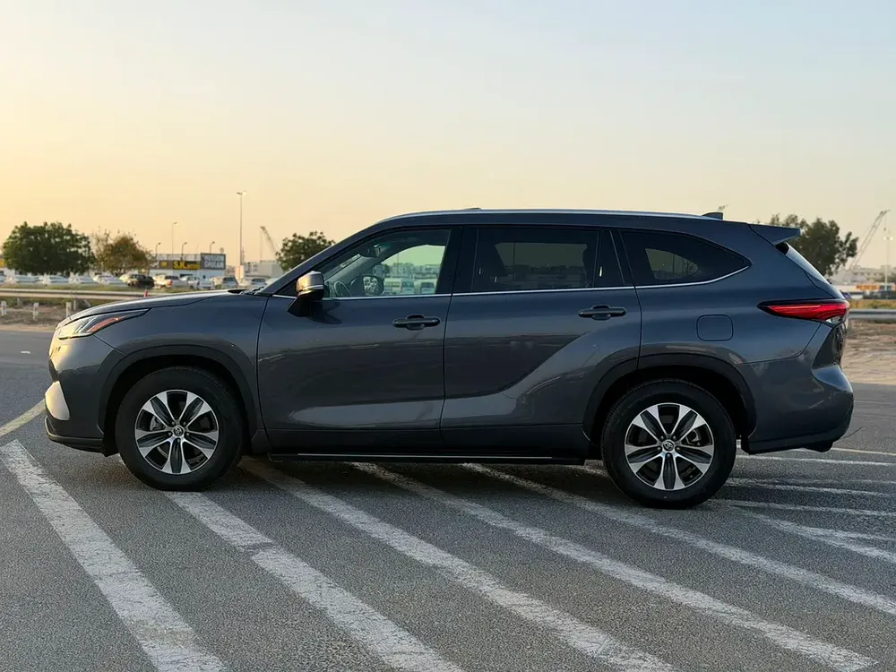 2020 Toyota Highlander XLE Full Option 3.5L V6  - SunRoof - Full Radar System - 7 Seater -Push Start - Image 4